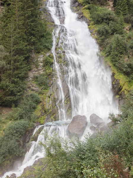 Waterval in de Oostenrijkse Alpen — Stockfoto