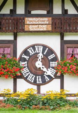 Triberg, Almanya - 21 Ağustos 2017: En büyük guguklu saat w