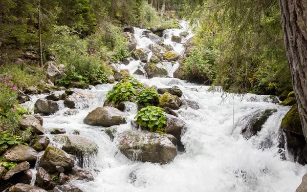 Wasserfall in den österreichischen Alpen — Stockfoto