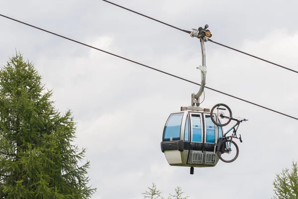 Cabine de cabo de elevação de esqui ou carro com uma bicicleta de montanha na lateral (unm — Fotografia de Stock