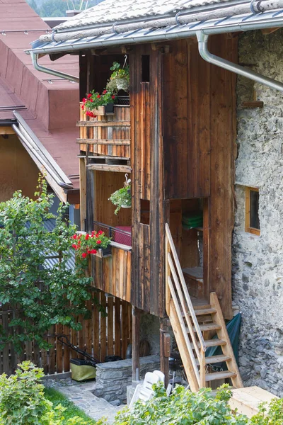 Балкон с цветущими цветами в австрийском доме — стоковое фото