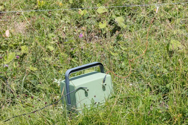 Зеленая батарея, питающая электрический забор — стоковое фото