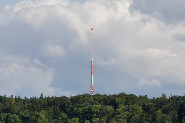 Cielo de comunicación de torre. Torre de televisión sobre un fondo de cielo azul y — Foto de Stock