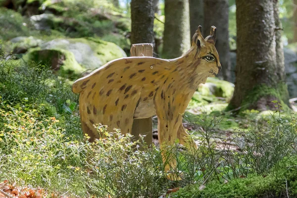 Education in the forest - wooden lynx waiting to be spotted by c — Stock Photo, Image