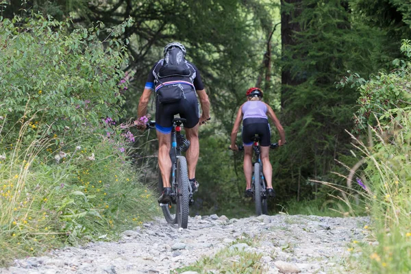 Urecognisable mountainbiketochten op een onverharde weg — Stockfoto