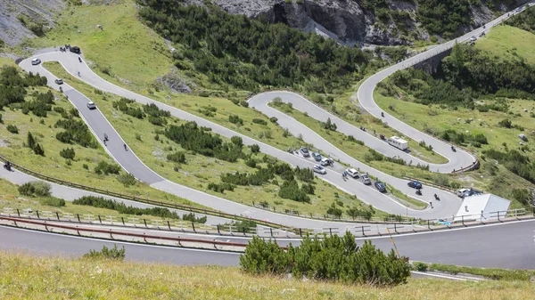 Ünlü İtalyan Stelvio yüksek Alp Caddesi'nde baştan görüntülemek