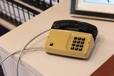 Bir ofiste eski telefon