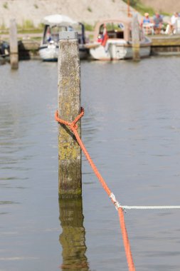 Bir sonrası etrafında deniz ip bağladılar