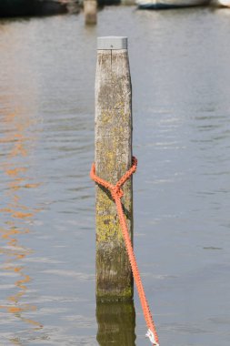 Bir sonrası etrafında deniz ip bağladılar