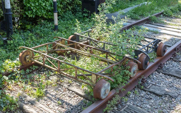 Tren yolu üzerinde çelik jantlar — Stok fotoğraf