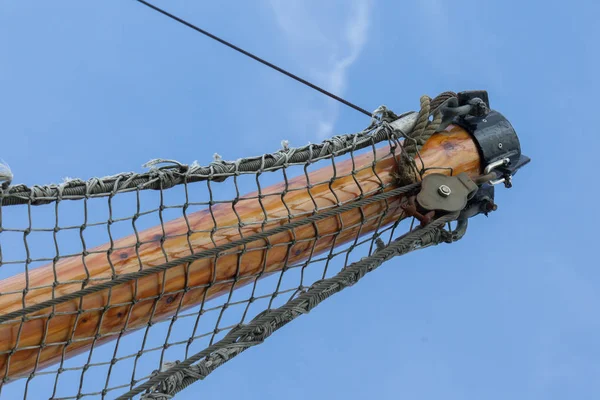 Bugsplintbaum vor einem Fischerboot mit hängendem Netz — Stockfoto