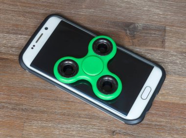 Çocuk oyuncakları; Üstte bir spinner ile Smartphone