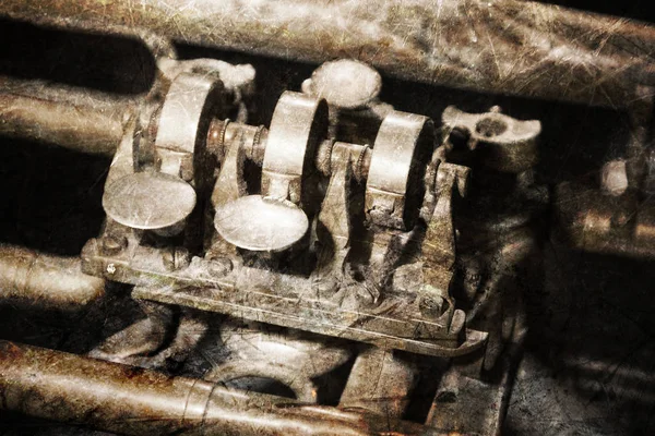 Parte de una trompeta muy vieja - Rasguñado —  Fotos de Stock