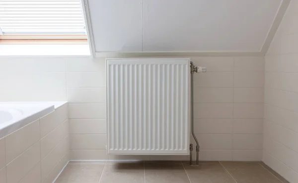 Värme radiator i holländska hem — Stockfoto
