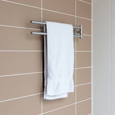Modern bir banyo havlu askısı
