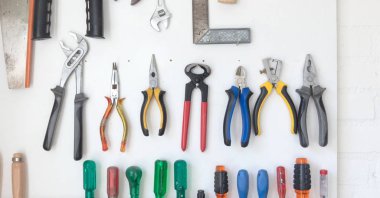 Beyaz aracı boyutunda bir tahta üzerinde çeşitli araçlar