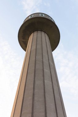 1950'lerde eski su kulesinden bir daireye birleştirdi