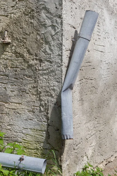 Gutter at an old Austrian house - Broken and unusable — Stock Photo, Image