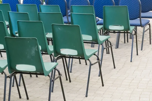Linhas de cadeiras dobráveis no pavimento - Foco seletivo — Fotografia de Stock