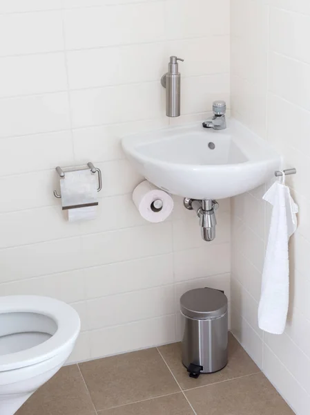Hidrante y lavabo en un pequeño inodoro — Foto de Stock