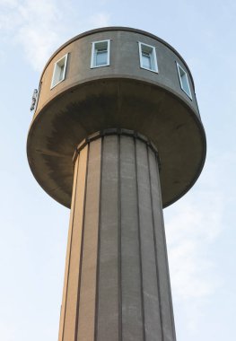 1950'lerde eski su kulesinden bir daireye birleştirdi