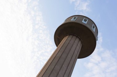 1950'lerde eski su kulesinden bir daireye birleştirdi