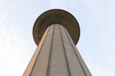 1950'lerde eski su kulesinden bir daireye birleştirdi