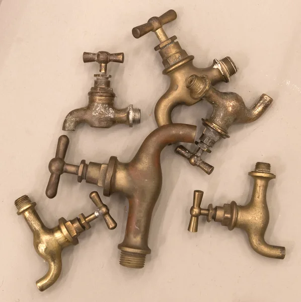 Su musluk sağlam zemin üzerine kolaj