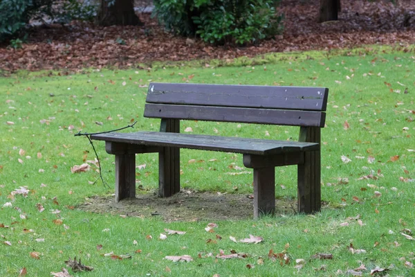 Banc simple dans un parc — Photo