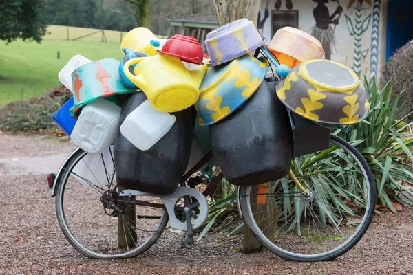 Transporte de barriles vacíos en África — Foto de Stock