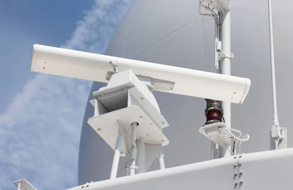 Radarantenne auf einem Militärschiff — Stockfoto
