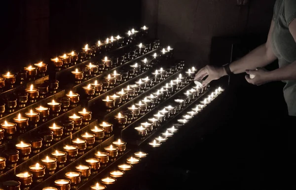 Kaarsen in een kerk — Stockfoto