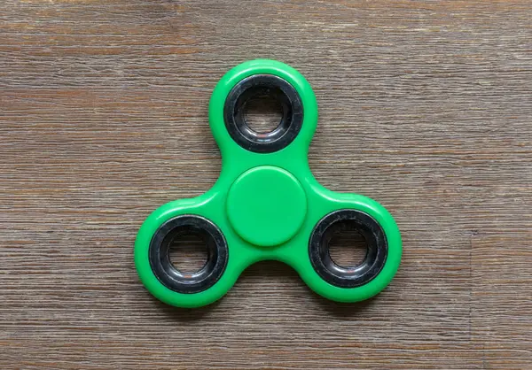 Imagem do brinquedo de estresse giratório de dedo Fidget — Fotografia de Stock