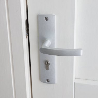 Krom doorhandle ile beyaz kapı