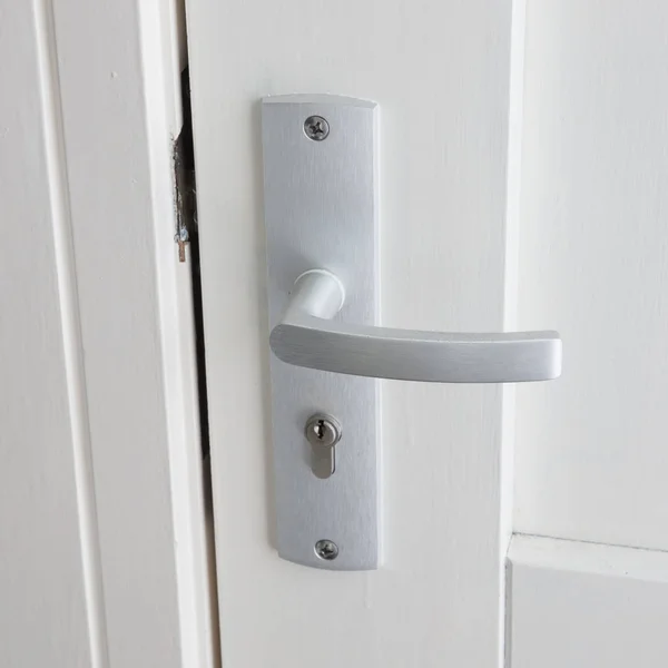 Білі двері з хромованою ручкою дверей — стокове фото