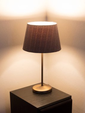 Masa lambası ayakta büyük bir hoparlör