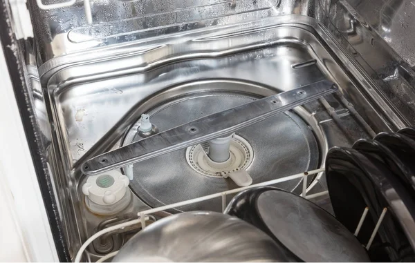 Temiz tabak, bardak ve yemekleri ile açık bulaşık makinesi — Stok fotoğraf