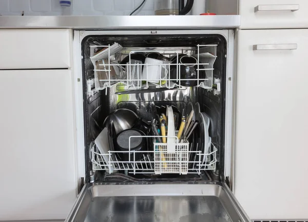 オープン食器洗い機クリーン プレート、コップや皿などの — ストック写真