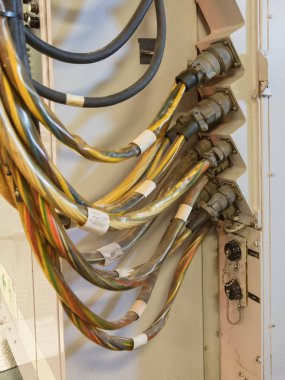 Eski bir donanma gemisi bir radar için güç kaynağı