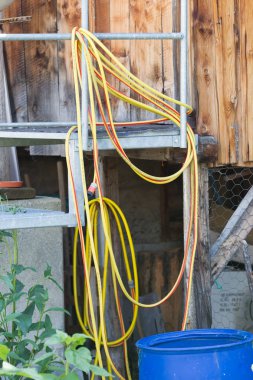Bir duvarda asılı bahçe hortumu