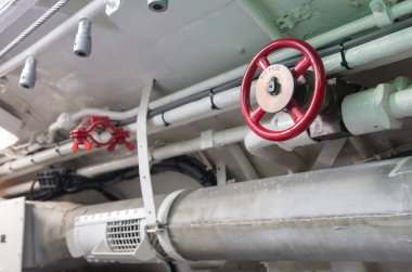 Eski bir denizaltının içi.