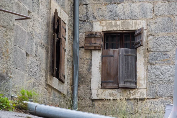 Wooden shutter, old wall — Stock Photo, Image