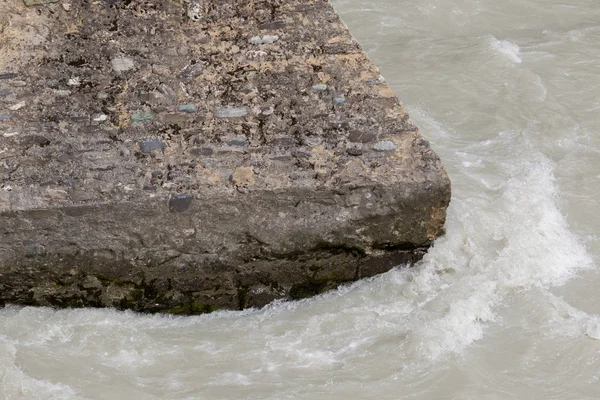 Kallt vatten flyter runt en betongkonstruktion — Stockfoto