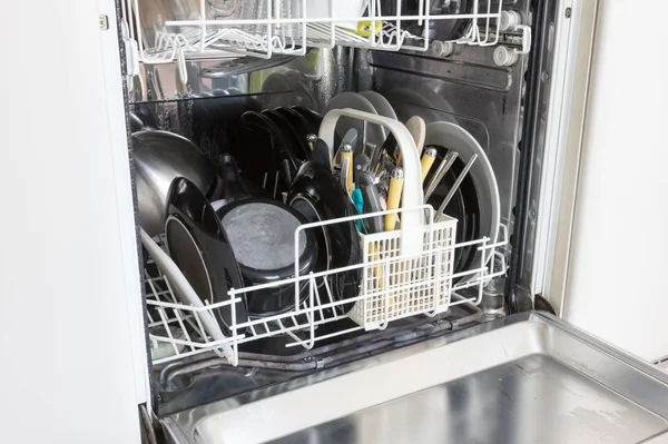オープン食器洗い機クリーン プレート、コップや皿などの — ストック写真