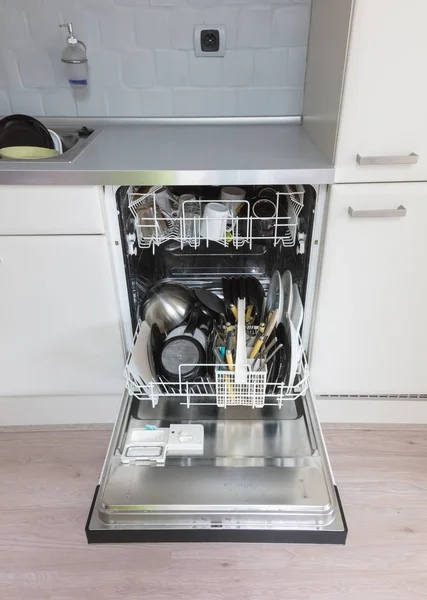 Buka mesin cuci piring dengan piring bersih, cangkir dan piring — Stok Foto