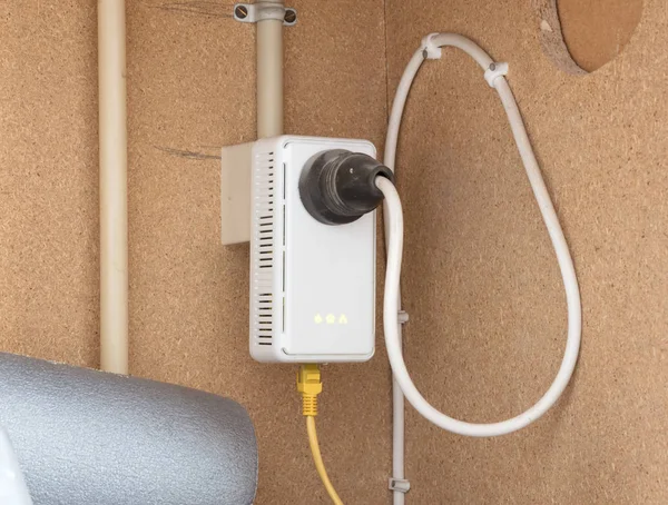 电力线网络 adaper 插入墙上的插座 — 图库照片