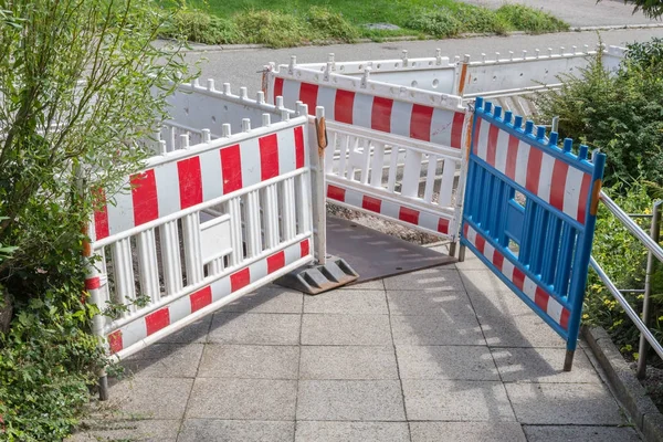 Предупреждение о заборе на тротуаре — стоковое фото