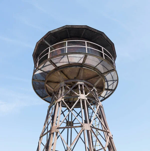 Vecchia torre dell'acqua in una stazione ferroviaria — Foto Stock