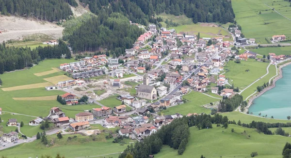 Bella vista sul villaggio di Reshen, le Alpi — Foto Stock