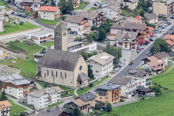 A falu Reshen, az Alpok gyönyörű kilátással — Stock Fotó